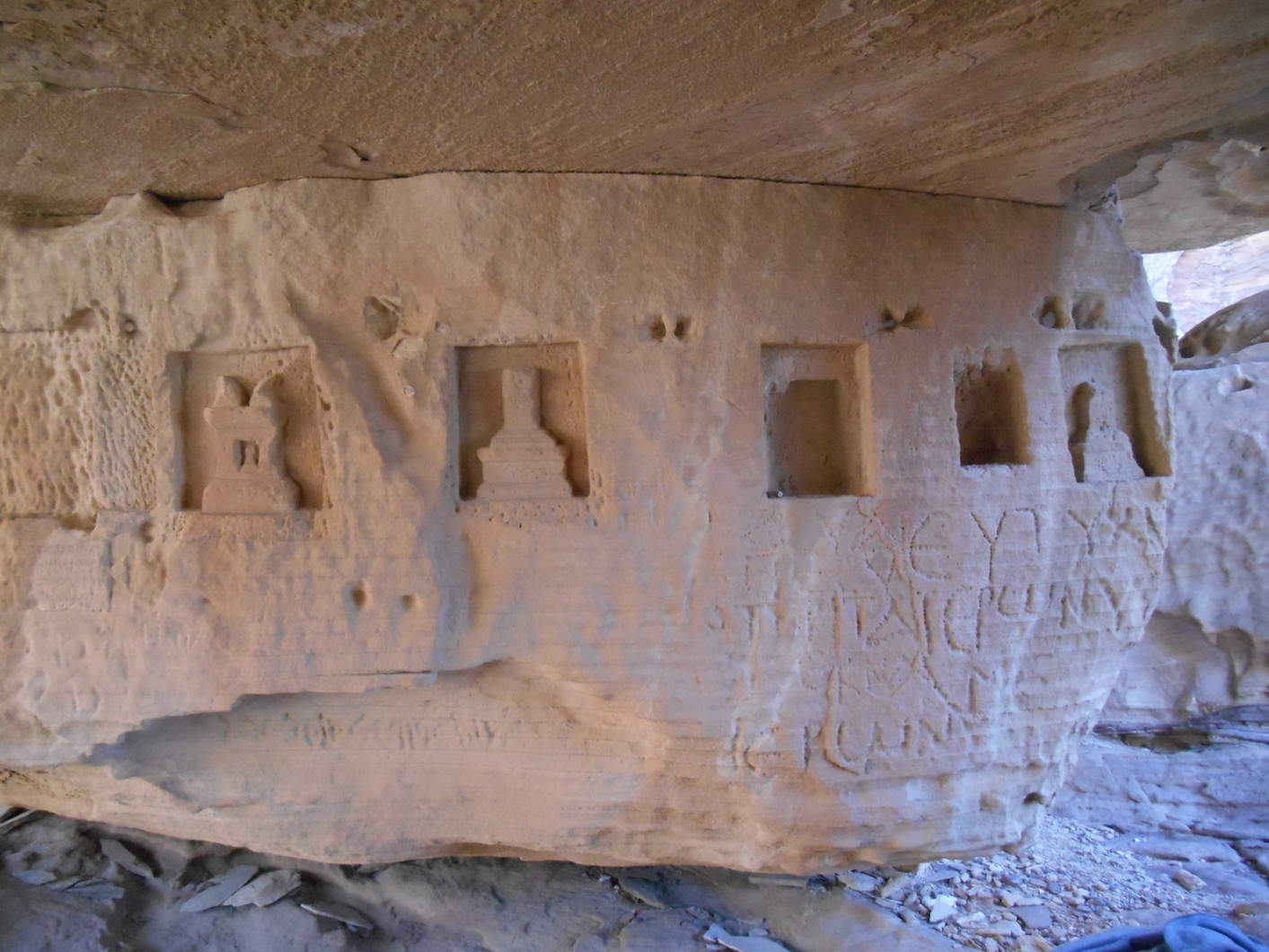 Hidden in a secluded spot on the northwestern corner of Umm Al-Biyara’s summit is this overhang created by a large fallen boulder. Carved into the rock face are several intriguing Nabataean cultic niches, as well as various ancient inscriptions. Photo by Wiebke Lepke.