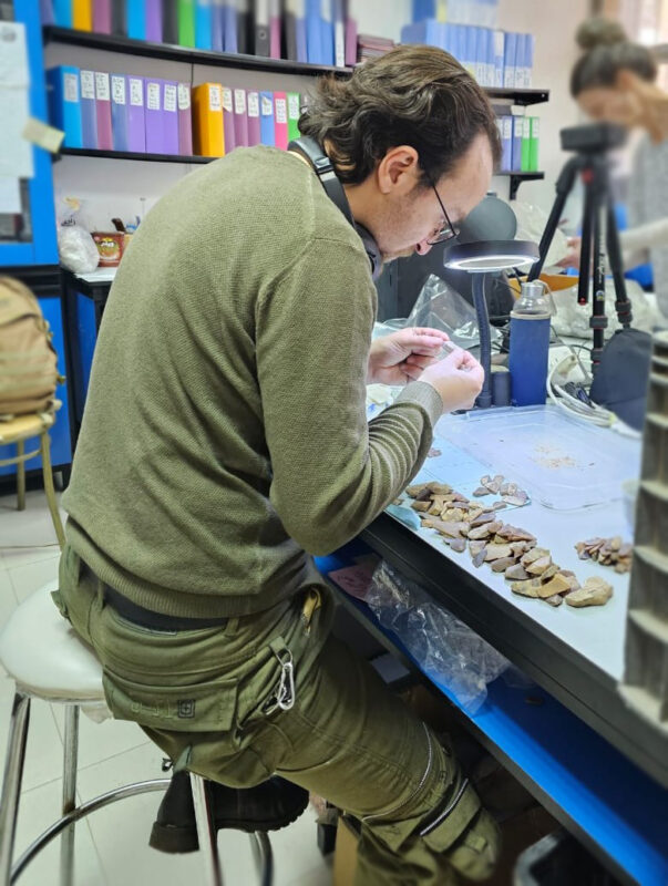 Osama Samawi, analyzing stone tools from Tell Abu Suwwan at the University of Jordan.