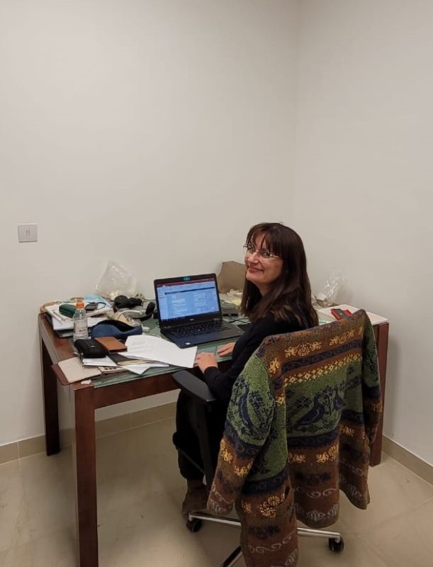 Katarína Mokranova recording pottery finds from Tell Abu Sarbut in a database.